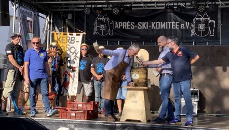 Kerb 2019. Bieranstich und Kerbbaumstellen.